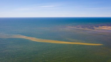 Güneşli Sorve deniz fenerinin üzerinde uçan dron 'dan güzel panoramik hava manzaralı fotoğraf. Saaremaa Adası Estonya 'daki silindirik beton deniz feneri (Seriler)) 