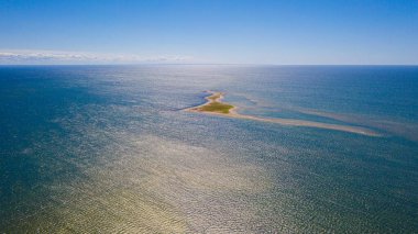 Güneşli Sorve deniz fenerinin üzerinde uçan dron 'dan güzel panoramik hava manzaralı fotoğraf. Saaremaa Adası Estonya 'daki silindirik beton deniz feneri (Seriler)) 