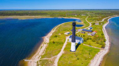 Güneşli Sorve deniz fenerinin üzerinde uçan dron 'dan güzel panoramik hava manzaralı fotoğraf. Saaremaa Adası Estonya 'daki silindirik beton deniz feneri (Seriler)) 