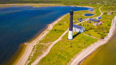 Güneşli Sorve deniz fenerinin üzerinde uçan dron 'dan güzel panoramik hava manzaralı fotoğraf. Saaremaa Adası Estonya 'daki silindirik beton deniz feneri (Seriler)) 