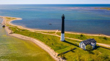 Güneşli Sorve deniz fenerinin üzerinde uçan dron 'dan güzel panoramik hava manzaralı fotoğraf. Saaremaa Adası Estonya 'daki silindirik beton deniz feneri (Seriler)) 