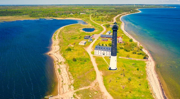 Güneşli Sorve deniz fenerinin üzerinde uçan dron 'dan güzel panoramik hava manzaralı fotoğraf. Saaremaa Adası Estonya 'daki silindirik beton deniz feneri (Seriler)) 