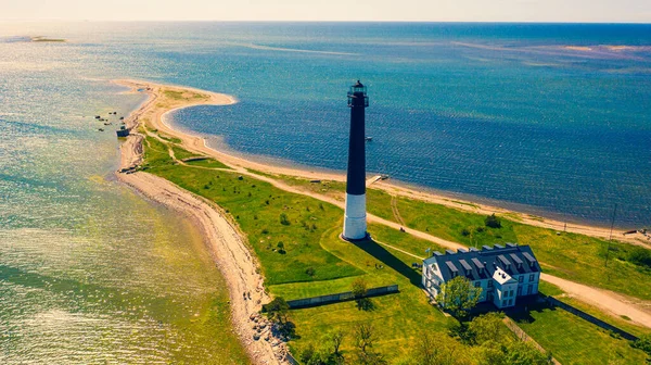 Piękny Panoramiczny Widok Lotu Drona Nad Słoneczną Latarnią Morską Sorve — Zdjęcie stockowe