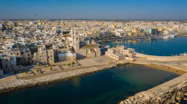 Uçan İHA 'dan Molfetta plajına ve Eski Şehir silueti ve liman manzarasına kadar güzel panoramik hava manzaralı bir fotoğraf. İtalya 'nın güneyinde bir turizm beldesi. İtalya' nın Apulia kentinde bir Molfetta kenti.)