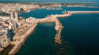 Uçan İHA 'dan Molfetta plajına ve Eski Şehir silueti ve liman manzarasına kadar güzel panoramik hava manzaralı bir fotoğraf. İtalya 'nın güneyinde bir turizm beldesi. İtalya' nın Apulia kentinde bir Molfetta kenti.)