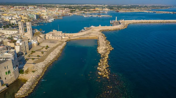 Uçan Dan Molfetta Plajına Eski Şehir Silueti Liman Manzarasına Kadar — Stok fotoğraf