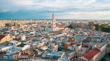 Gün batımında insansız hava aracından Bari 'nin eski kasabası, Katedral Saint Sabino, San Nicola Bazilikası ve yaz akşamları tarihi Bari kasabasına güzel bir panoramik manzara fotoğrafı. Bari, Apulia, İtalya (Seriler)