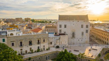 Gün batımında insansız hava aracından Bari 'nin eski kasabası, Katedral Saint Sabino, San Nicola Bazilikası ve yaz akşamları tarihi Bari kasabasına güzel bir panoramik manzara fotoğrafı. Bari, Apulia, İtalya (Seriler)