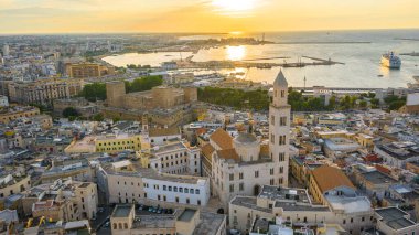 Gün batımında insansız hava aracından Bari 'nin eski kasabası, Katedral Saint Sabino, San Nicola Bazilikası ve yaz akşamları tarihi Bari kasabasına güzel bir panoramik manzara fotoğrafı. Bari, Apulia, İtalya (Seriler)