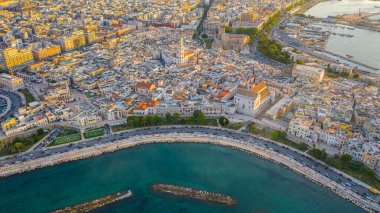 Gün batımında insansız hava aracından Bari 'nin eski kasabası, Katedral Saint Sabino, San Nicola Bazilikası ve yaz akşamları tarihi Bari kasabasına güzel bir panoramik manzara fotoğrafı. Bari, Apulia, İtalya (Seriler)