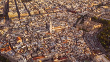 Gün batımında insansız hava aracından Bari 'nin eski kasabası, Katedral Saint Sabino, San Nicola Bazilikası ve yaz akşamları tarihi Bari kasabasına güzel bir panoramik manzara fotoğrafı. Bari, Apulia, İtalya (Seriler)