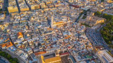 Gün batımında insansız hava aracından Bari 'nin eski kasabası, Katedral Saint Sabino, San Nicola Bazilikası ve yaz akşamları tarihi Bari kasabasına güzel bir panoramik manzara fotoğrafı. Bari, Apulia, İtalya (Seriler)