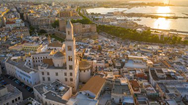Gün batımında insansız hava aracından Bari 'nin eski kasabası, Katedral Saint Sabino, San Nicola Bazilikası ve yaz akşamları tarihi Bari kasabasına güzel bir panoramik manzara fotoğrafı. Bari, Apulia, İtalya (Seriler)