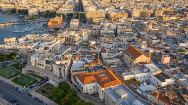 Gün batımında insansız hava aracından Bari 'nin eski kasabası, Katedral Saint Sabino, San Nicola Bazilikası ve yaz akşamları tarihi Bari kasabasına güzel bir panoramik manzara fotoğrafı. Bari, Apulia, İtalya (Seriler)