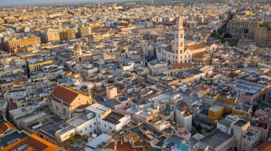 Gün batımında insansız hava aracından Bari 'nin eski kasabası, Katedral Saint Sabino, San Nicola Bazilikası ve yaz akşamları tarihi Bari kasabasına güzel bir panoramik manzara fotoğrafı. Bari, Apulia, İtalya (Seriler)