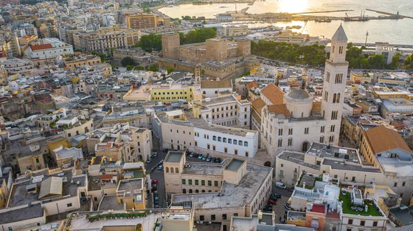 Gün batımında insansız hava aracından Bari 'nin eski kasabası, Katedral Saint Sabino, San Nicola Bazilikası ve yaz akşamları tarihi Bari kasabasına güzel bir panoramik manzara fotoğrafı. Bari, Apulia, İtalya (Seriler)