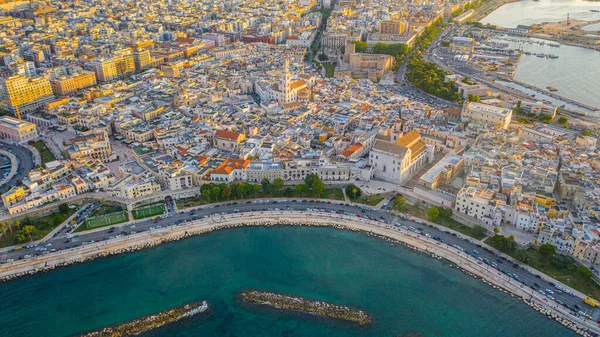 Gün batımında insansız hava aracından Bari 'nin eski kasabası, Katedral Saint Sabino, San Nicola Bazilikası ve yaz akşamları tarihi Bari kasabasına güzel bir panoramik manzara fotoğrafı. Bari, Apulia, İtalya (Seriler)