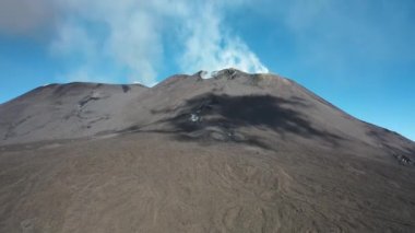 Etna Dağı 'nın kraterinde uçan bir dronun güzel panoramik 4K videosu. Volkan Patlaması - Lav akışı ve kül emisyonu Etna Ulusal Parkı, Sicilya, İtalya (dizi))