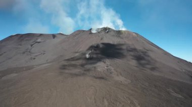 Etna Dağı 'nın kraterinde uçan bir dronun güzel panoramik 4K videosu. Volkan Patlaması - Lav akışı ve kül emisyonu Etna Ulusal Parkı, Sicilya, İtalya (dizi))