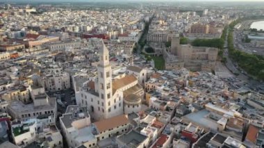 Gün batımında insansız hava aracıyla Bari 'nin eski bir kasabası olan Cathedral Saint Sabino' ya, San Nicola Bazilikası 'na ve yaz akşamları tarihi Bari kasabasına uçmaktan güzel panoramik 4K video. Bari, Apulia, İtalya (Seriler)