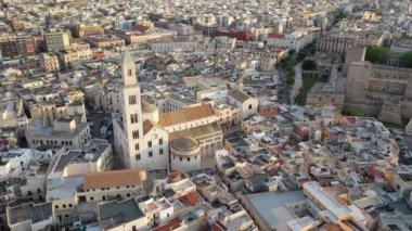 Gün batımında insansız hava aracıyla Bari 'nin eski bir kasabası olan Cathedral Saint Sabino' ya, San Nicola Bazilikası 'na ve yaz akşamları tarihi Bari kasabasına uçmaktan güzel panoramik 4K video. Bari, Apulia, İtalya (Seriler)