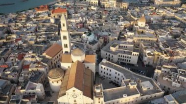 Gün batımında insansız hava aracıyla Bari 'nin eski bir kasabası olan Cathedral Saint Sabino' ya, San Nicola Bazilikası 'na ve yaz akşamları tarihi Bari kasabasına uçmaktan güzel panoramik 4K video. Bari, Apulia, İtalya (Seriler)