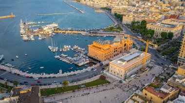 Gün batımında Bari Apulia City limanından deniz kıyısı, Teatro Margherita ve Bari şehrinin siluetine kadar güzel panoramik hava manzaralı bir fotoğraf. Bari, Apulia, İtalya (Seriler)