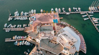 Gün batımında Bari Apulia City limanından deniz kıyısı, Teatro Margherita ve Bari şehrinin siluetine kadar güzel panoramik hava manzaralı bir fotoğraf. Bari, Apulia, İtalya (Seriler)