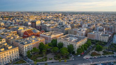 Gün batımında Bari Apulia City limanından deniz kıyısı, Teatro Margherita ve Bari şehrinin siluetine kadar güzel panoramik hava manzaralı bir fotoğraf. Bari, Apulia, İtalya (Seriler)