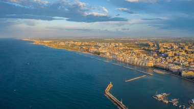 Gün batımında Bari Apulia City limanından deniz kıyısı, Teatro Margherita ve Bari şehrinin siluetine kadar güzel panoramik hava manzaralı bir fotoğraf. Bari, Apulia, İtalya (Seriler)