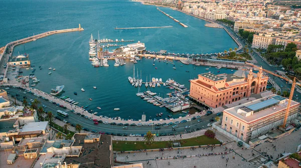 Gün batımında Bari Apulia City limanından deniz kıyısı, Teatro Margherita ve Bari şehrinin siluetine kadar güzel panoramik hava manzaralı bir fotoğraf. Bari, Apulia, İtalya (Seriler)