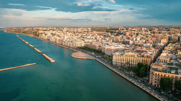 Gün batımında Bari Apulia City limanından deniz kıyısı, Teatro Margherita ve Bari şehrinin siluetine kadar güzel panoramik hava manzaralı bir fotoğraf. Bari, Apulia, İtalya (Seriler)