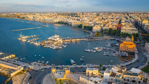 Gün batımında Bari Apulia City limanından deniz kıyısı, Teatro Margherita ve Bari şehrinin siluetine kadar güzel panoramik hava manzaralı bir fotoğraf. Bari, Apulia, İtalya (Seriler)