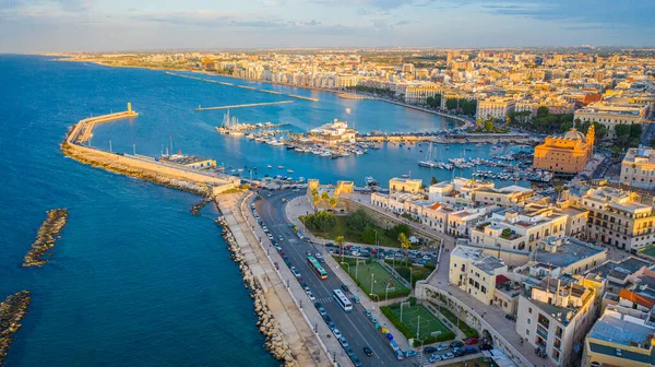 Gün batımında Bari Apulia City limanından deniz kıyısı, Teatro Margherita ve Bari şehrinin siluetine kadar güzel panoramik hava manzaralı bir fotoğraf. Bari, Apulia, İtalya (Seriler)