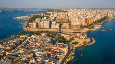 Deniz kanalındaki eski ortaçağ Aragonese Şatosu 'nda uçan İHA' dan güzel panoramik görüntü, eski Taranto şehri, Puglia (Apulia), İtalya (Seriler))