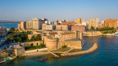 Deniz kanalındaki eski ortaçağ Aragonese Şatosu 'nda uçan İHA' dan güzel panoramik görüntü, eski Taranto şehri, Puglia (Apulia), İtalya (Seriler))