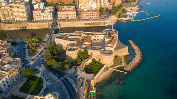 Deniz kanalındaki eski ortaçağ Aragonese Şatosu 'nda uçan İHA' dan güzel panoramik görüntü, eski Taranto şehri, Puglia (Apulia), İtalya (Seriler))
