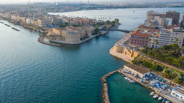 Deniz kanalındaki eski ortaçağ Aragonese Şatosu 'nda uçan İHA' dan güzel panoramik görüntü, eski Taranto şehri, Puglia (Apulia), İtalya (Seriler))