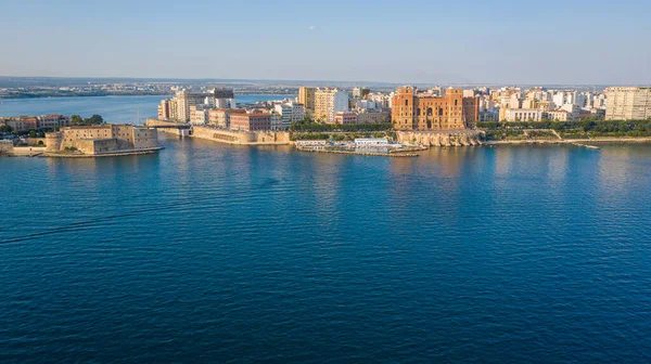 Deniz kanalındaki eski ortaçağ Aragonese Şatosu 'nda uçan İHA' dan güzel panoramik görüntü, eski Taranto şehri, Puglia (Apulia), İtalya (Seriler))