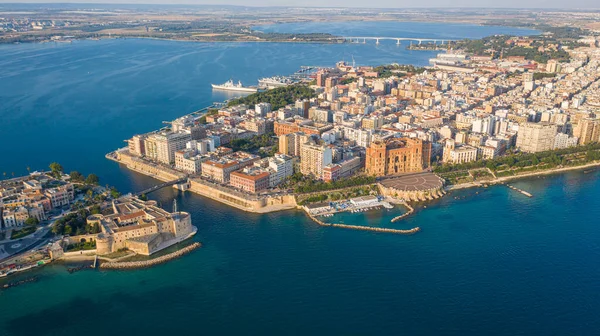 Deniz kanalındaki eski ortaçağ Aragonese Şatosu 'nda uçan İHA' dan güzel panoramik görüntü, eski Taranto şehri, Puglia (Apulia), İtalya (Seriler))