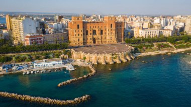İtalya 'nın güneyindeki Taranto Merkezi' nde bulunan Governament Palace ve uçağın panoramik hava manzaralı fotoğrafından şehrin rıhtımı. Taranto, Puglia, İtalya (Serisi))