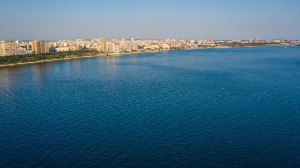 İtalya 'nın güneyindeki Taranto Merkezi' nde bulunan Governament Palace ve uçağın panoramik hava manzaralı fotoğrafından şehrin rıhtımı. Taranto, Puglia, İtalya (Serisi))