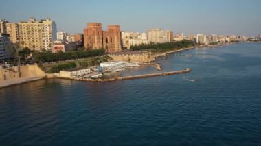 İtalya 'nın güneyindeki Taranto Merkezi' nde bulunan Palazzo del Governo (Governament Palace) ve İHA 'nın panoramik 4K videosundan şehrin rıhtımı. Taranto, Puglia, İtalya (Serisi))