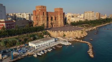 İtalya 'nın güneyindeki Taranto Merkezi' nde bulunan Palazzo del Governo (Governament Palace) ve İHA 'nın panoramik 4K videosundan şehrin rıhtımı. Taranto, Puglia, İtalya (Serisi))