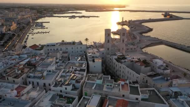 Piękne Panoramiczne Wideo Lotnicze Latającego Drona Nabrzeżu Molfetta Starą Katedrą — Wideo stockowe