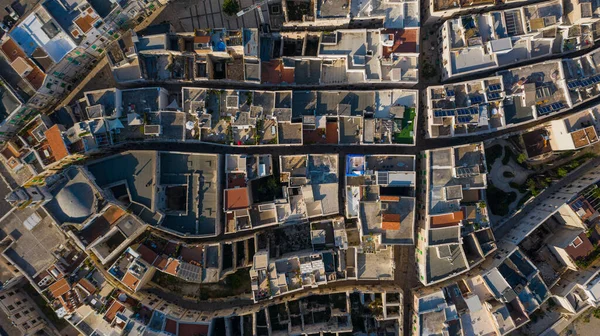 Molfetta rıhtımından ve eski kasabadan gelen güzel panoramik hava manzaralı fotoğraf. Gemileri ve yatları olan liman, Molfetta 'nın güneş doğarken yeni şehrini kapsıyor.)