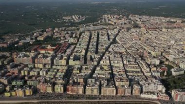 Molfetta rıhtımında ve büyük bir yükseklikten eski kentte uçan İHA 'nın güzel panoramik hava 4K videosu. Gemileri ve yatları olan liman, Molfetta' nın güneşte yeni şehrini kapsıyor.)