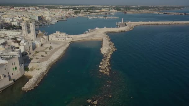 美丽的全景航空4K视频从无人驾驶飞机飞到莫尔菲塔海滩和老城天际线和港口的风景 日出时分 意大利南部的一个旅游胜地 意大利Apulia的Molfetta镇 — 图库视频影像