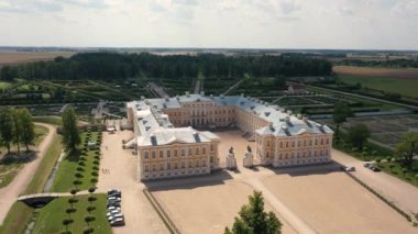 Rundale (Rundle) Sarayı 'nda uçan drone' dan güzel panoramik 4K video ve 18. yüzyılda yapılmış bahçeler. Rundale, Zemgale, Letonya (Seriler)