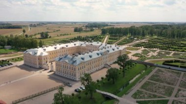 Rundale (Rundle) Sarayı 'nda uçan drone' dan güzel panoramik 4K video ve 18. yüzyılda yapılmış bahçeler. Rundale, Zemgale, Letonya (Seriler)